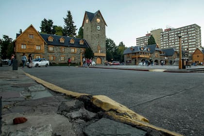 Cordones rotos y otros daños se acumulan hoy en el Centro Cívico de Bariloche