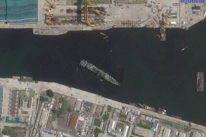 Corea del Norte dice haber enderezado destructor que zozobró al ser botado al mar