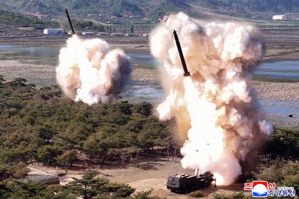 Corea del Norte dice que Kim supervisó pruebas de misiles que simularon ataques nucleares a rivales