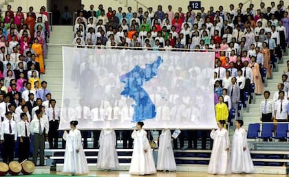 Corea del Norte exhibía hasta hace poco tiempo la bandera de la reunificación, una insignia neutral de la península coreana diseñada en la década de 1990.