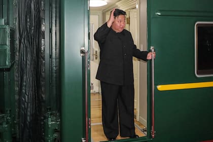 Kim Jong-un saluda desde el tren antes de partir hacia Rusia