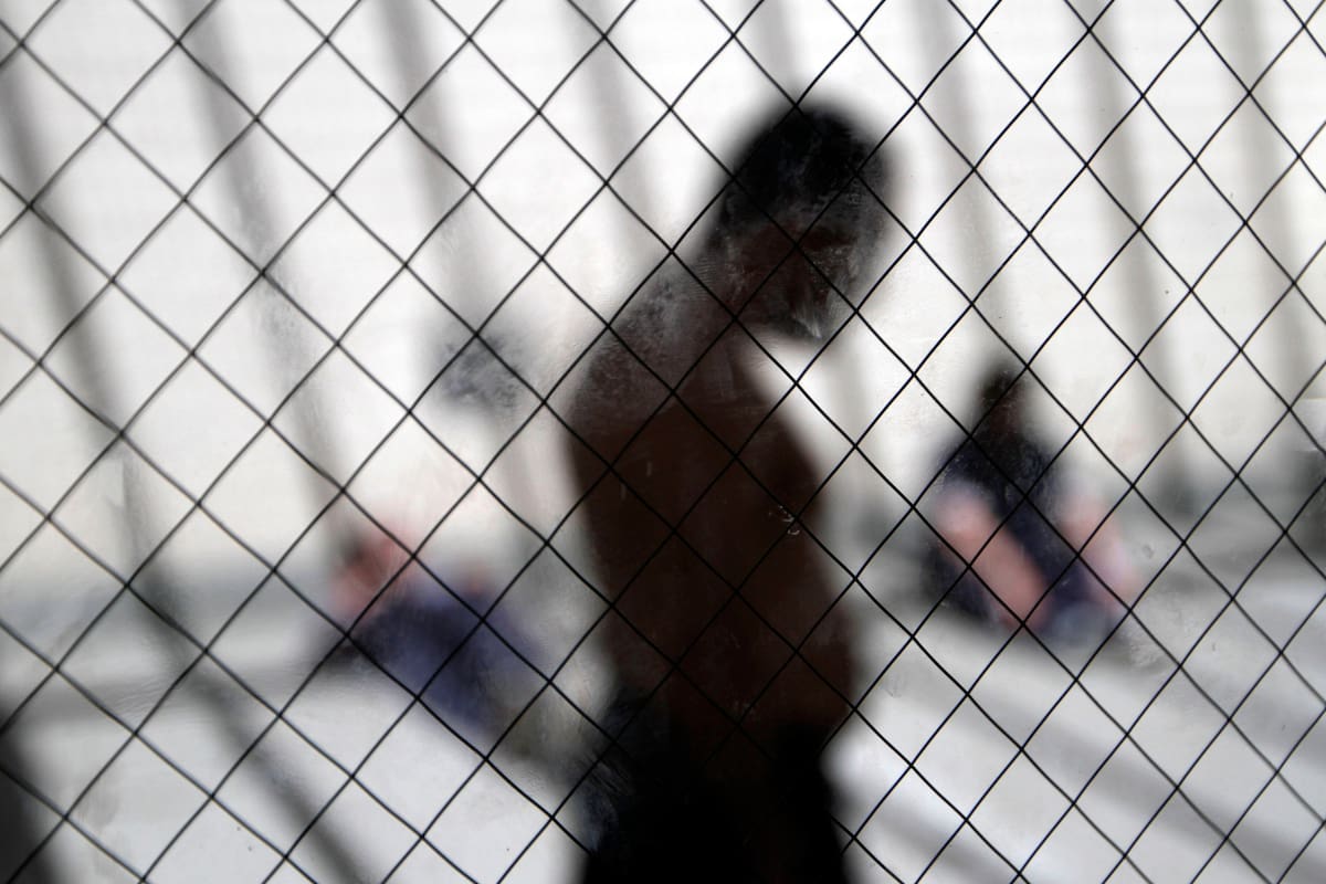 CoreCivic y GEO Group, a cargo de los centros de detención del ICE en California, enfrentan denuncias por maltrato y negligencia hacia detenidos