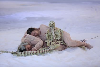 El esqueleto de la sirena en el Faena Art center