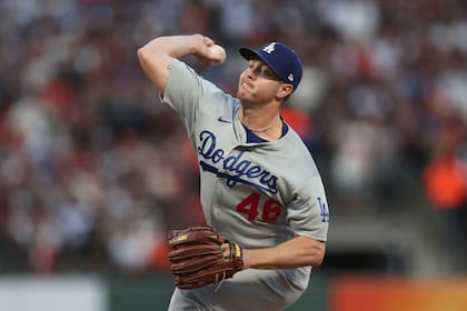 Corey Knebel lanza por los Dodgers de Los Ángeles ante los Gigantes de San Francisco en el quinto juego de la serie divisional de la Liga Nacional, el jueves 14 de octubre de 2021 (AP Foto/Jed Jacobsohn)
