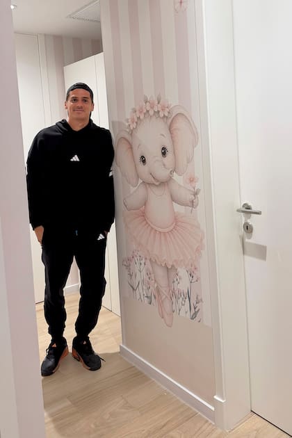 Coria posa frente a una de las paredes de la habitación de Chiara decoradas por su mujer