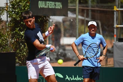 Coria y Etcheverry, durante el primer entrenamiento de la Argentina en el Jockey Club de Rosario, escenario de la serie de Copa Davis ante Kazakhstán