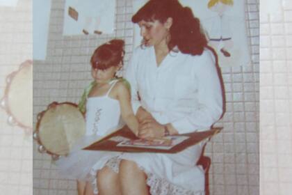 Corina creció en una casa de artistas y ya en el colegio primario se destacó en el coro escolar