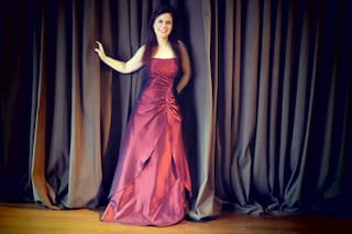 Daba clases de canto, viajó a España por una beca y hoy brilla como soprano en Europa