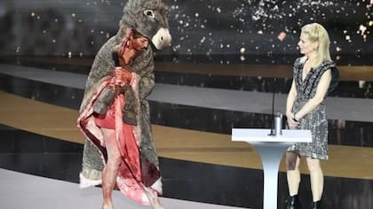 Corinne Masiero, a la izquierda, había sido invitada a la ceremonia para presentar el premio al mejor vestuario
