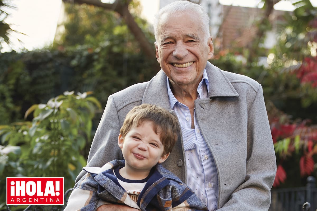 Cormillot Junto a su hijo Emilio. El médico se encarga de ir a buscarlo al colegio dos veces por semana. "Caminamos dos cuadras en las que vamos charlando y él me cuenta de sus cosas. Esos mismos días, tengo clases de tap y él viene y hace tap a modo de juego.... Los días que hago danzas aéreas me acompaña porque le encanta hamacarse conmigo", cuenta entusiasmado.