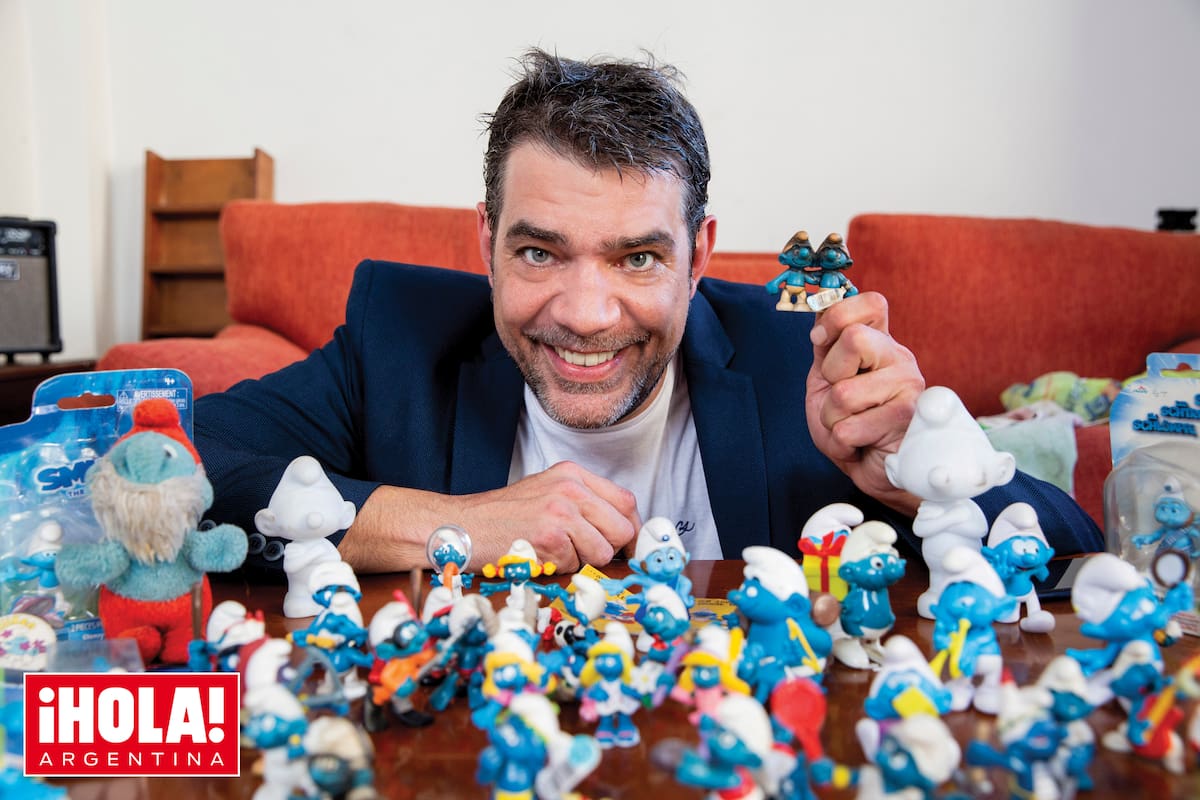 Cormillot posa con los Pitufos de géminis en la mano, pertenecientes a la colección temática de los signos del Zodíaco. Sobre la mesa, los otros personajes que atesora con mucha dedicación.