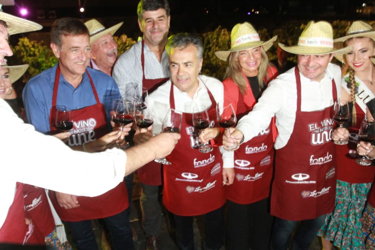 Cornejo junto a Suárez y De Marchi, los contrincantes de la interna oficialista en Mendoza; también se ve la vicegobernadora Laura Montero y el posible candidato a vice, el intendente de Junín, Mario Abed