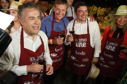 Cornejo junto a Suárez y De Marchi, los contrincantes de la interna oficialista en Mendoza; también se ve la vicegobernadora Laura Montero y el posible candidato a vice, el intendente de Junín, Mario Abed