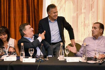 Cornejo, que debutó como presidente partidario, saluda a Negri y a Rozas