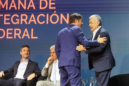 Cornejo saluda a Kicillof, en el encuentro del CFI