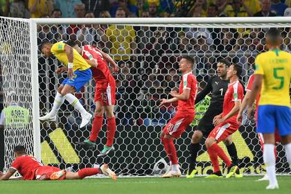Córner de Neymar y anticipo de Thiago Silva en el primer palo: el 2-0 de Brasil sobre Serbia