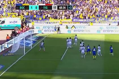 Córner de Villa y cabezazo al gol de Rojo, que llega a la altura del segundo palo entrando desde atrás