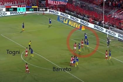Córner para Independiente que, tras una cortina y ganar Barreto en lo alto ante Campuzano, terminará en gol de Togni contra Boca; el zurdo arrancó en la zona del rebote y terminó atacando al primer palo