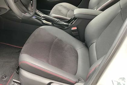 Tiene asientos con el logo de Gazoo Racing en el apoyacabezas, alfombras y volante con el emblema de la división deportiva de la marca, acabados en cuero negro y costuras rojas