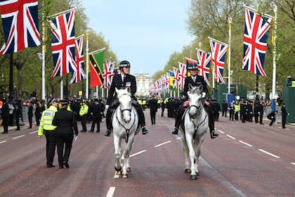 Policía montada en el Mall de Londres antes de la coronación