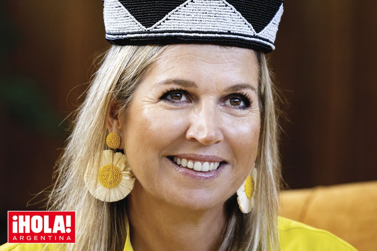 “Coronada” con el tocado tradicional del país africano, una especie de sombrero con forma de corona en blanco y negro.