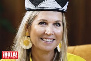 “Coronada” con el tocado tradicional del país africano, una especie de sombrero con forma de corona en blanco y negro.