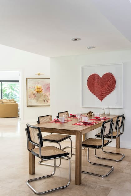 Coronado por el cuadro de Vero Reich, el comedor diario tiene mesa de petiribí (Luchi Arrechea) y sillas ‘Cesca’.