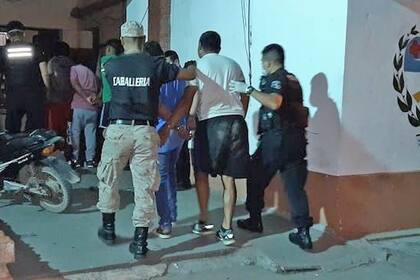 Coronavirus: 11 detenidos y 2 policías heridos, el resultado de una pelea callejera en plena cuarentena