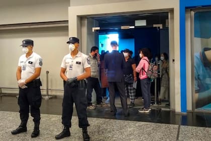 Coronavirus: activaron el protocolo en aeroparque para 17 coreanos que llegaron de Chile