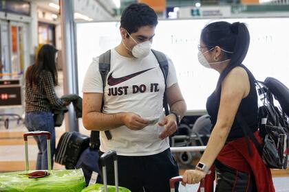 coronavirus aeropuerto ezeiza italia barbijos avión