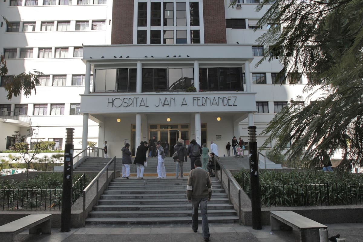Coronavirus: aíslan a 18 anestesistas y médicos del hospital Fernández luego que un residente diera positivo