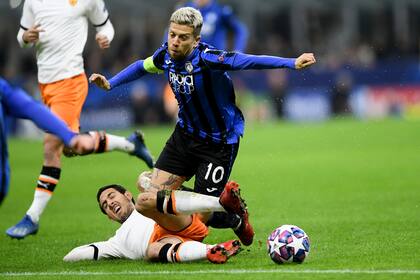 Coronavirus. Atalanta-Valencia: el partido de contagio masivo al que califican de "bomba biológica". Alejandro Gomez de Atalanta y Daniel Parejo de Valencia.