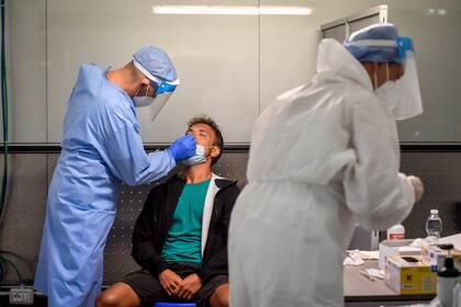 Las campañas de sensiblización del gobierno incentivan a quienes hayan estado en contacto con personas contagiadas se hagan el test de coronavirus