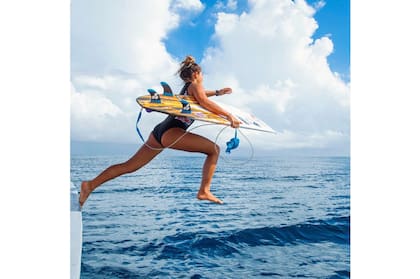 Coronavirus. Brisa Hennessy, la surfista olímpica que hace la cuarentena en una isla paradisíaca.