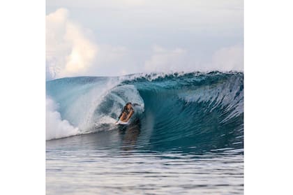 Coronavirus. Brisa Hennessy, la surfista olímpica que hace la cuarentena en una isla paradisíaca.