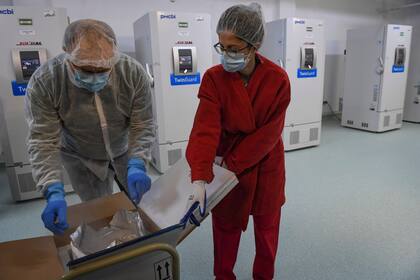 Coronavirus: comienza la vacunación en una UE temerosa y semiconfinada