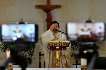 Un sacerdote del Obispado Castrense da una misa en línea como medida preventiva contra la propagación del nuevo coronavirus