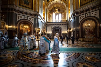 El Patriarca de la Iglesia Ortodoxa Rusa Kirill, camina para llevar a cabo un servicio religioso celebrando la Anunciación, en la víspera de la Pascua Ortodoxa durante una transmisión en vivo desde la vacía Catedral de Cristo Salvador en Moscú, Rusia