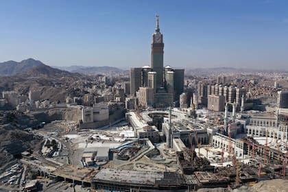 Una vista aérea muestra la Gran Mezquita y la Torre de la Meca y los alrededores desiertos de la ciudad sagrada saudita de La Meca