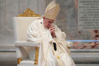 Papa Francisco reza durante la Misa "En Coena Domini" de la Cena del Señor del Jueves Santo, conmemorando la Última Cena de Jesús con sus discípulos, la misa se celebró a puertas cerradas en la Basílica de San Pedro en el Vaticano