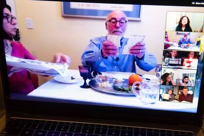 El rabino Jeffrey Bennett de Temple Sinai en Newington, Connecticut, da un oficio religioso a través de una red social