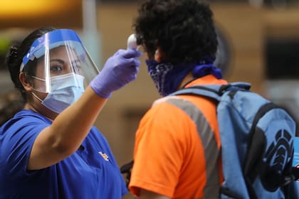 Coronavirus: controles en el aeropuerto internacional de Los Ángeles