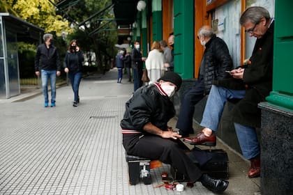 CORONAVIRUS-COVID19 - Movimiento de gente y comercios despues de nuevos anuncios sobre cuarentena. Recoleta. 18 de julio de 2020
