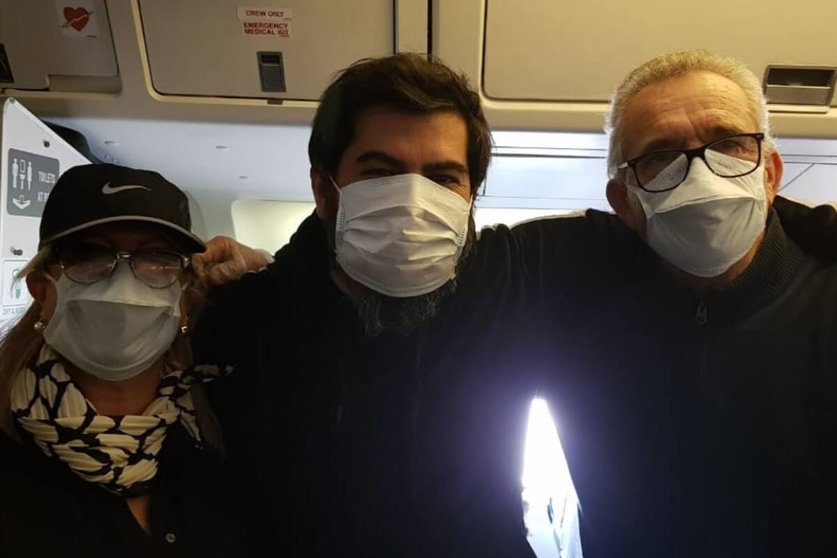 Coronavirus: Dante Leguizamón (al medio) fue el portavoz de esta historia; el grupo recibió ayuda de Cancillería y logró regresar al país