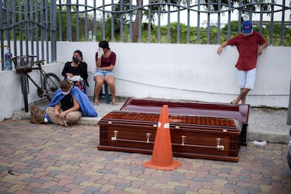 Los vecinos de Guayaquil y su penar por no poder darle sepultura a sus seres queridos muertos en medio de la pandemia por coronavirus