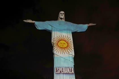 Coronavirus: el Cristo Redentor iluminado para homenajear a los médico que luchan contra la pandemia