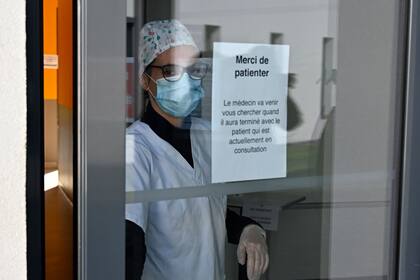 El ejecutivo francés se niega a evocar el fin de la crisis sanitaria actual, pero se prepara a absorber el shock durante largas semanas, incluso meses, esperando una vacuna.