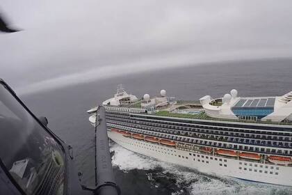 Un helicóptero asiste al crucero varado en San Franisco