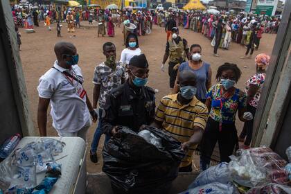 Coronavirus: en Ghana, cientos de personas esperan recibir alimentos; la pandemia agravará la crisis económica en el mundo y los organismos de financiación internacional se encuentran ante un futuro incierto