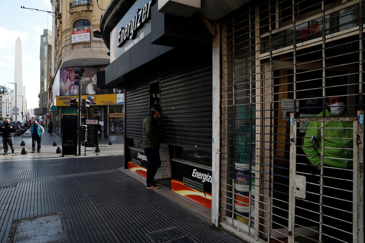 Coronavirus en la Argentina: "Ahora, no viene nadie", el drama de los comerciantes de la avenida Corrientes